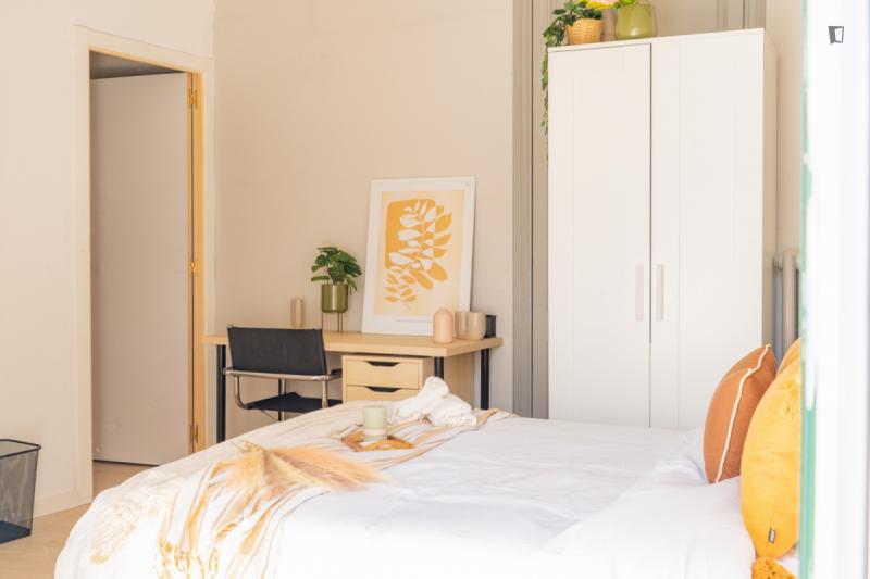 Furnished room in a 8-person shared flat in Ciutat Vella · 3