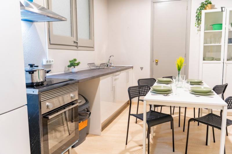 Furnished room in a 8-person shared flat in Ciutat Vella · 4