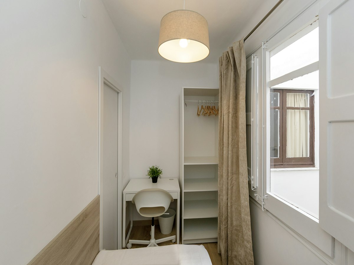 Furnished room in a 4-person shared flat in L'Hospitalet · 2