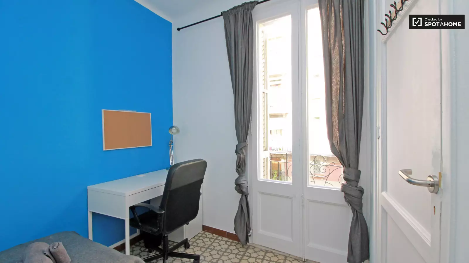 Furnished room in a 4-person shared flat in Sants-Montjuïc · 2
