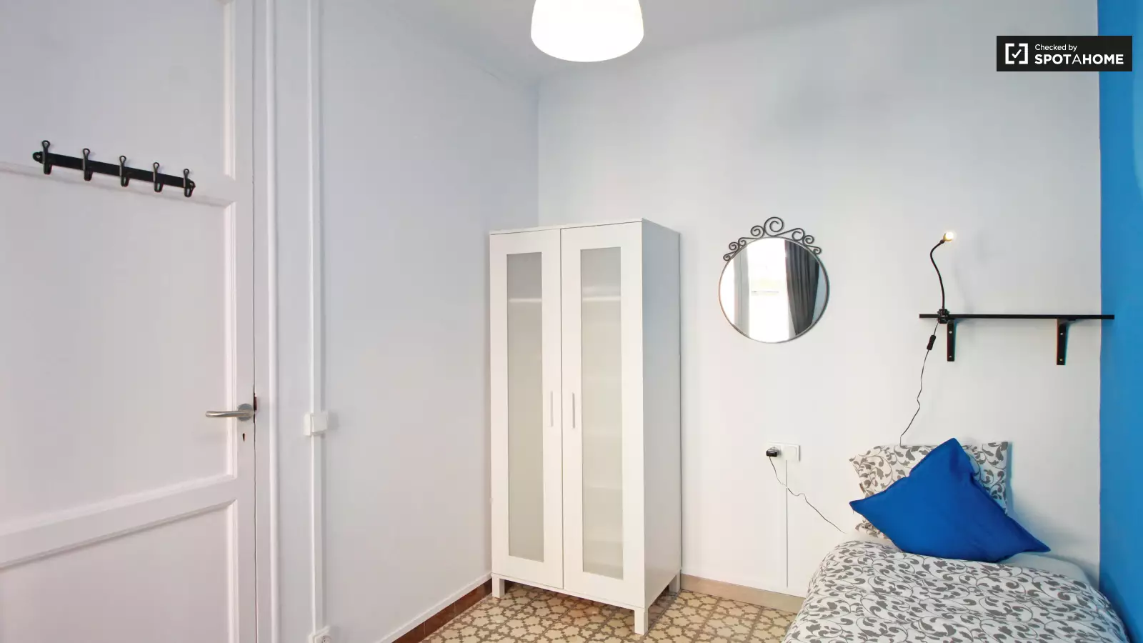 Furnished room in a 4-person shared flat in Sants-Montjuïc · 3