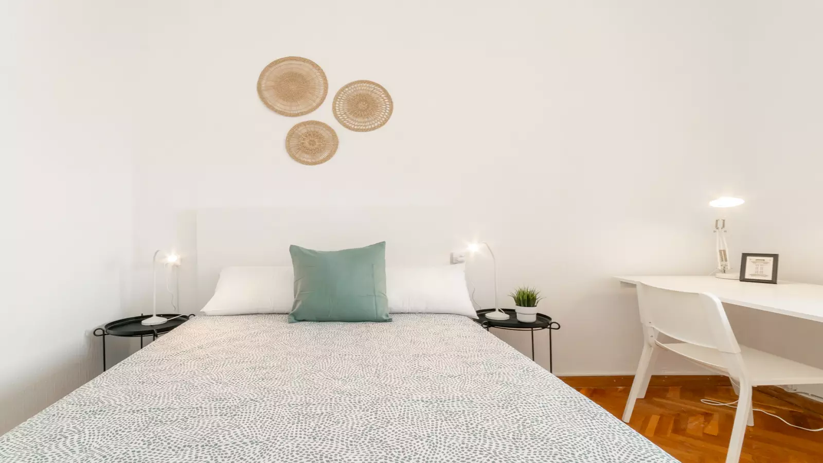 Furnished room in a 4-person shared flat in Eixample · 2