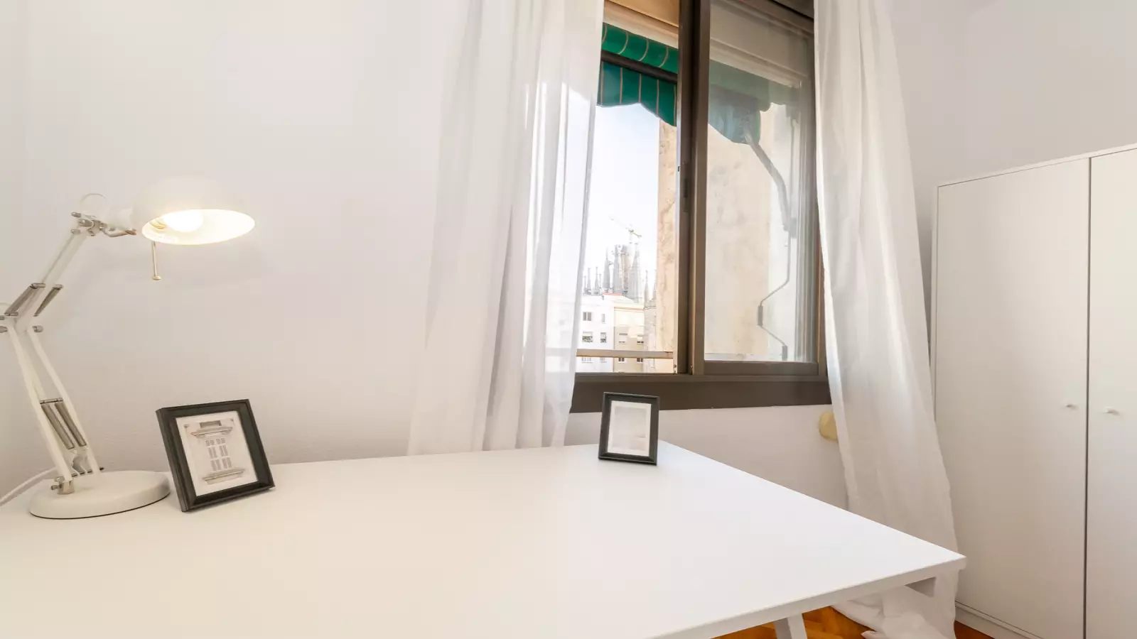 Furnished room in a 4-person shared flat in Eixample · 3