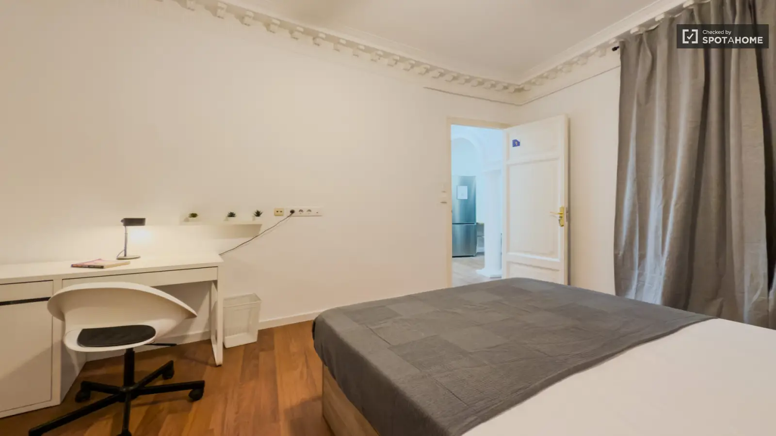Furnished room in a 7-person shared flat in Ciutat Vella · 2