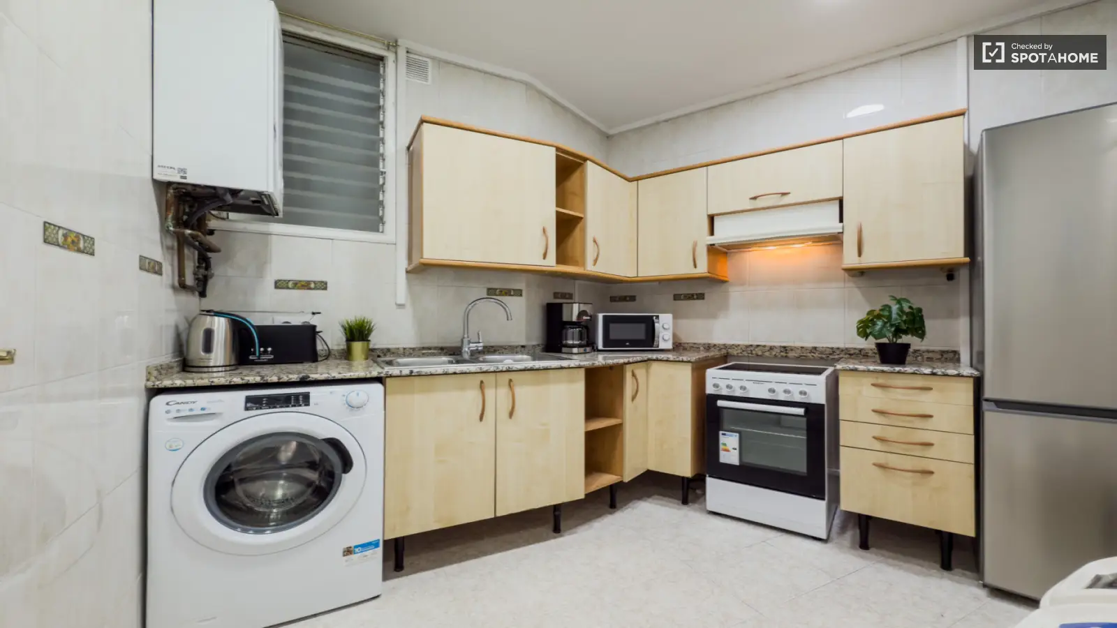 Furnished room in a 7-person shared flat in Ciutat Vella · 3