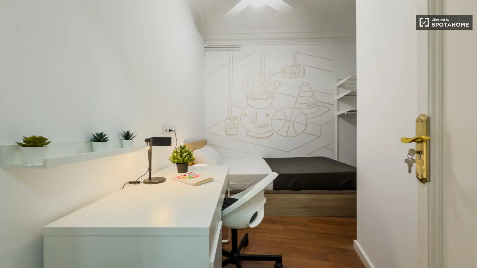 Furnished room in a 7-person shared flat in Ciutat Vella · 4