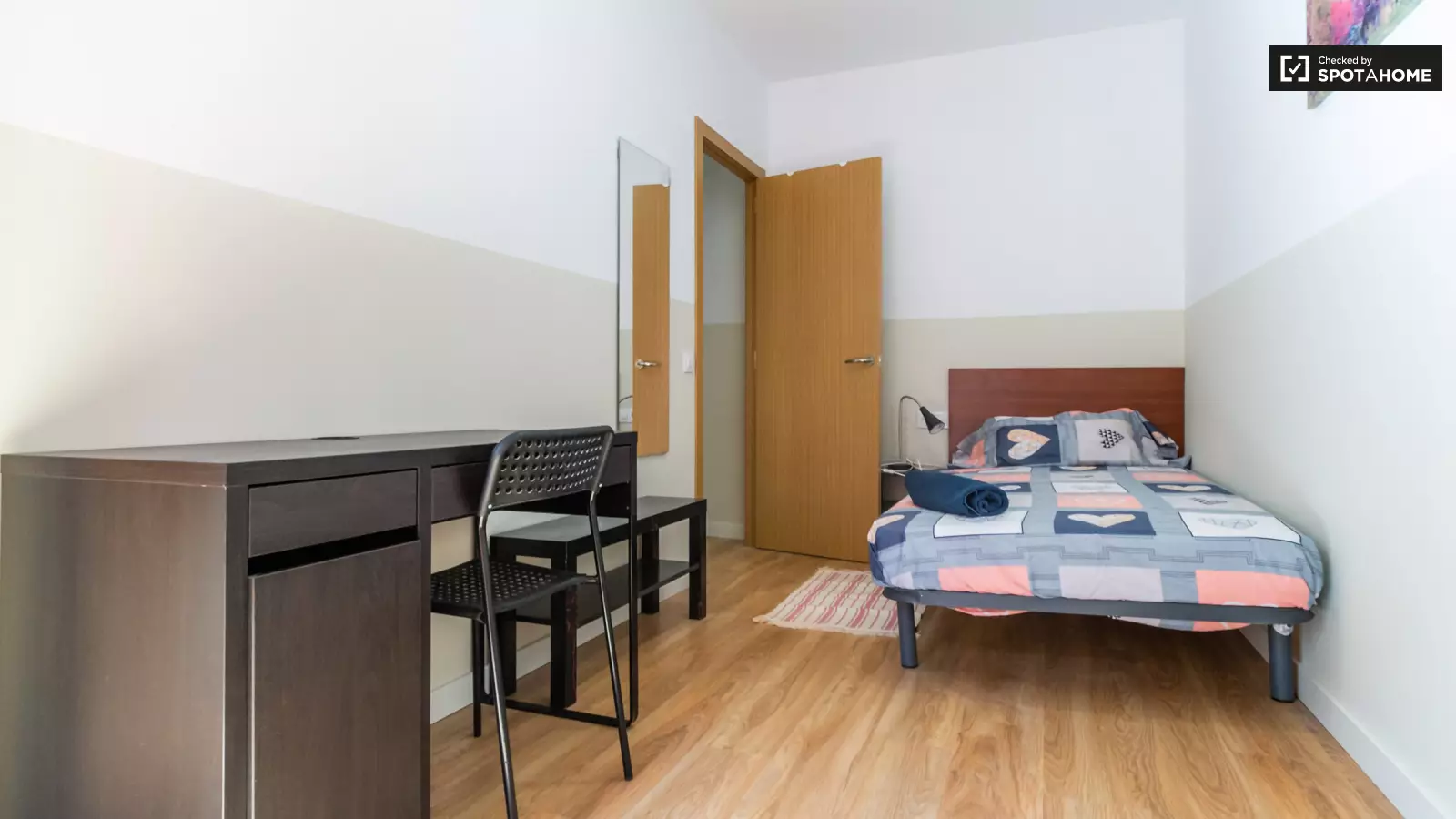 Furnished room in a 6-person shared flat in Ciutat Vella · 2