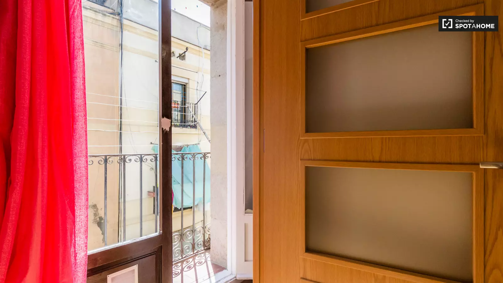 Furnished room in a 6-person shared flat in Ciutat Vella · 4