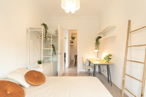 Room in a 6-person shared flat in Eixample · 2