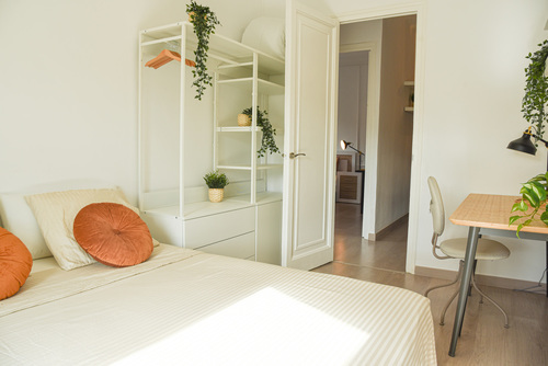 Room in a 6-person shared flat in Eixample · 3
