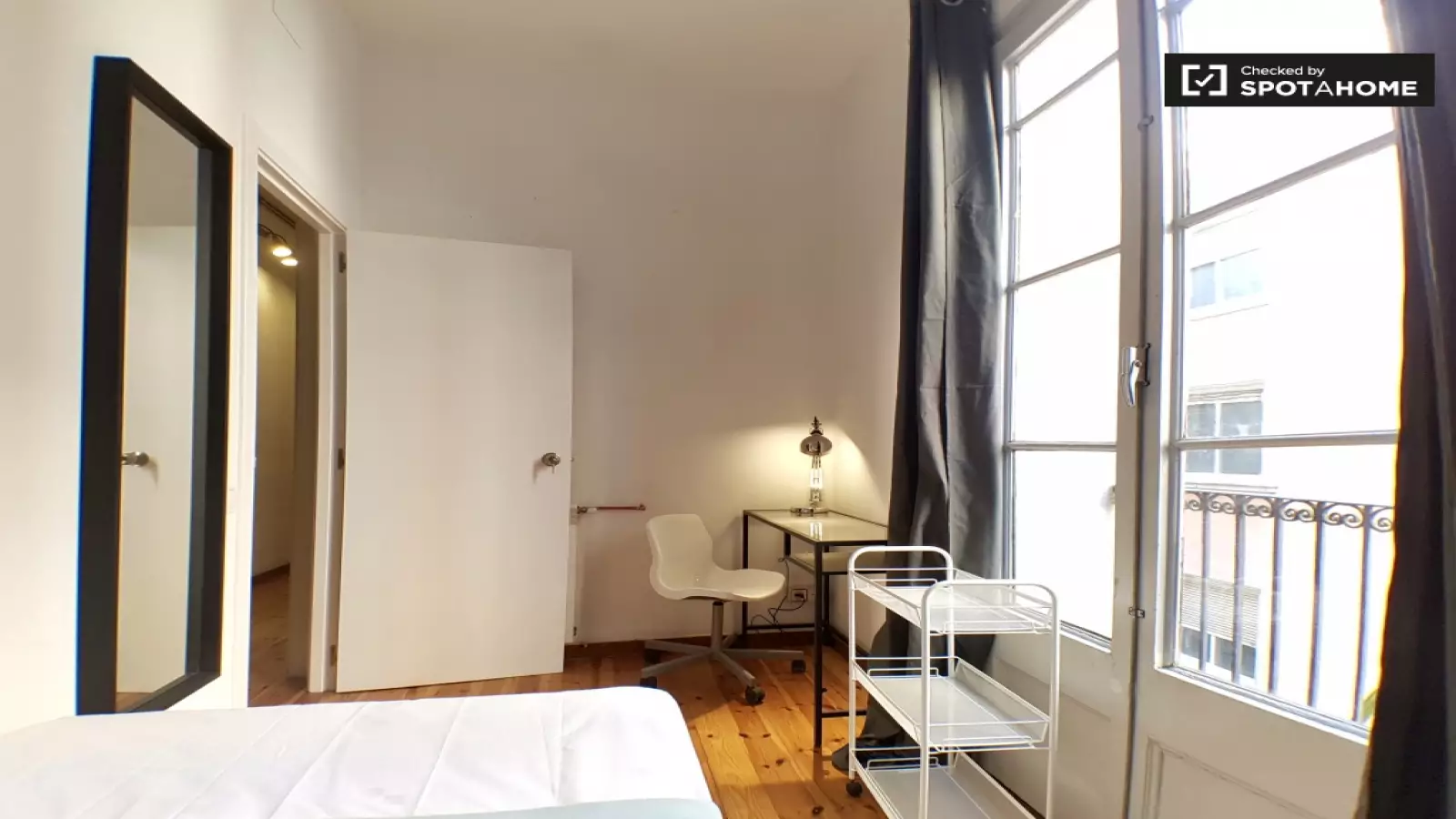 Furnished room in a shared flat in Gràcia · 2