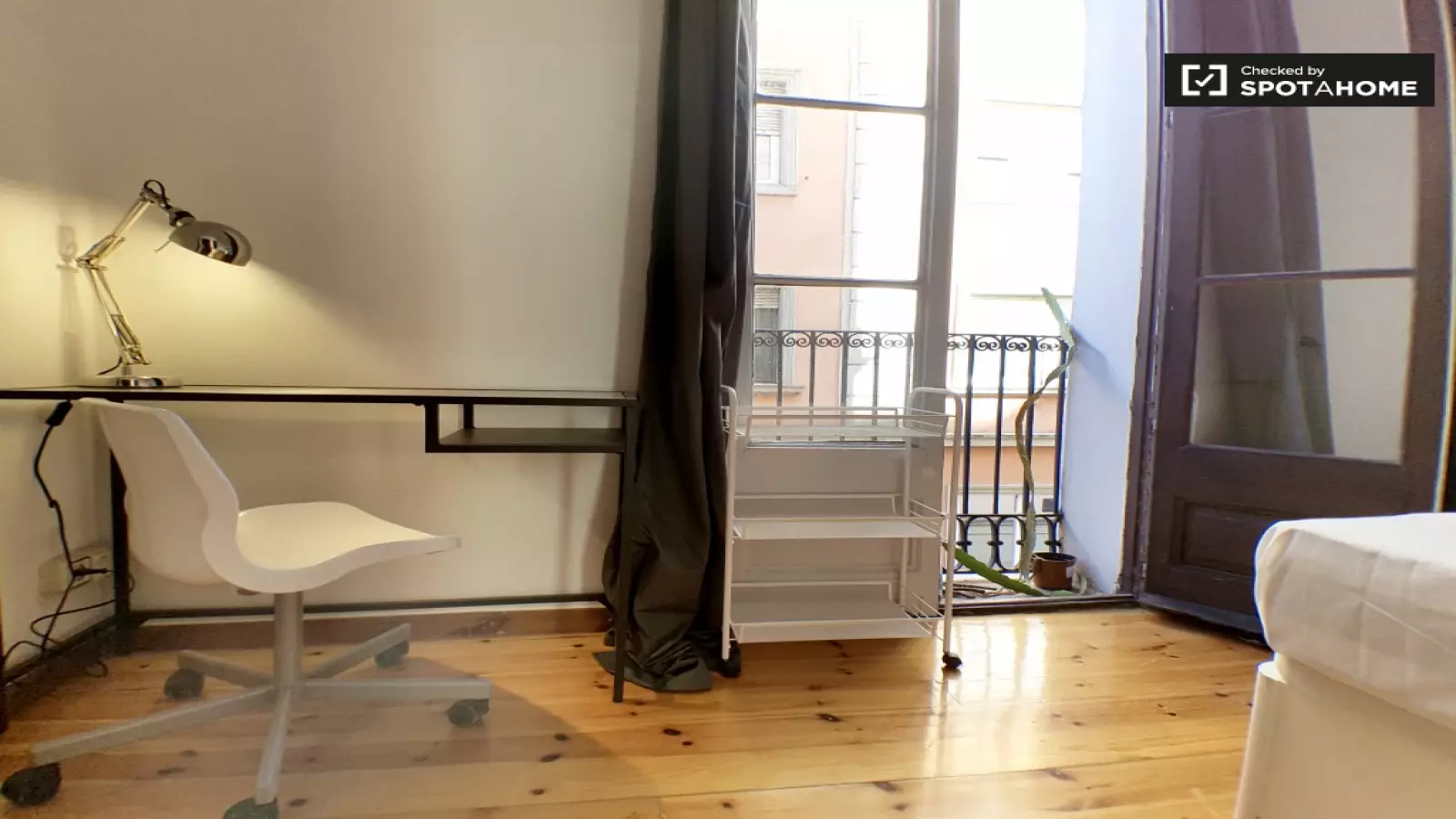 Furnished room in a shared flat in Gràcia · 4