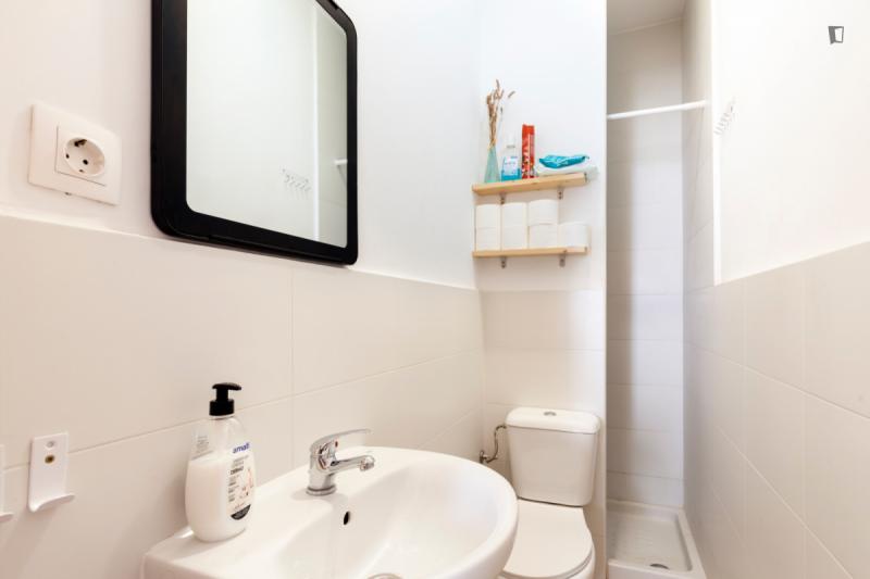 Furnished room in a 5-person shared flat in Sants-Montjuïc · 3