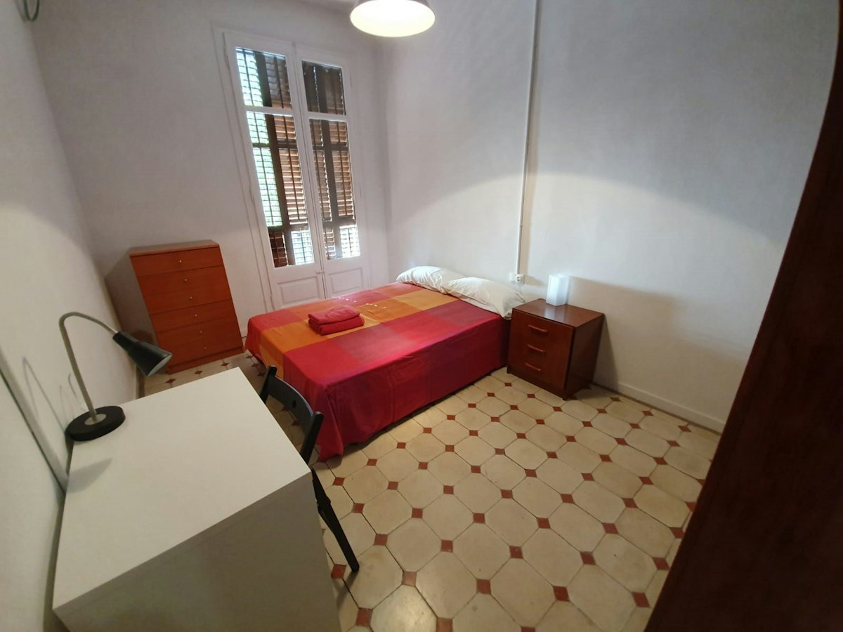 Furnished room in a 6-person shared flat in Eixample · 2