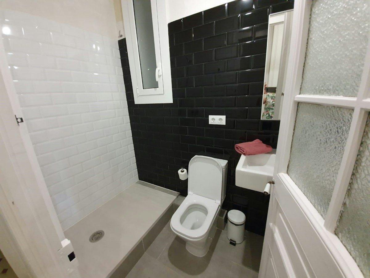 Furnished room in a 6-person shared flat in Eixample · 3