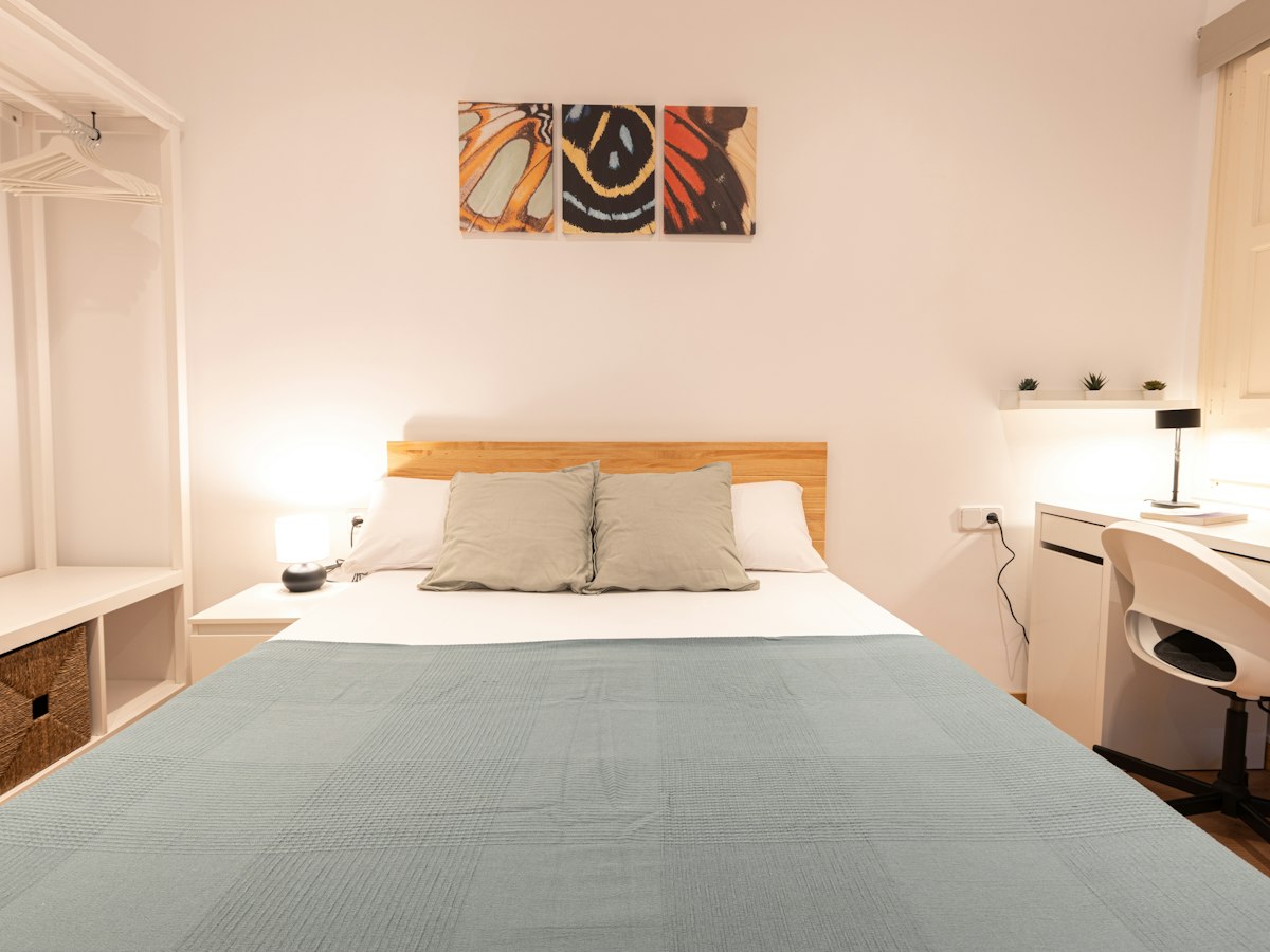 Furnished room in a 4-person shared flat in L'Hospitalet · 3