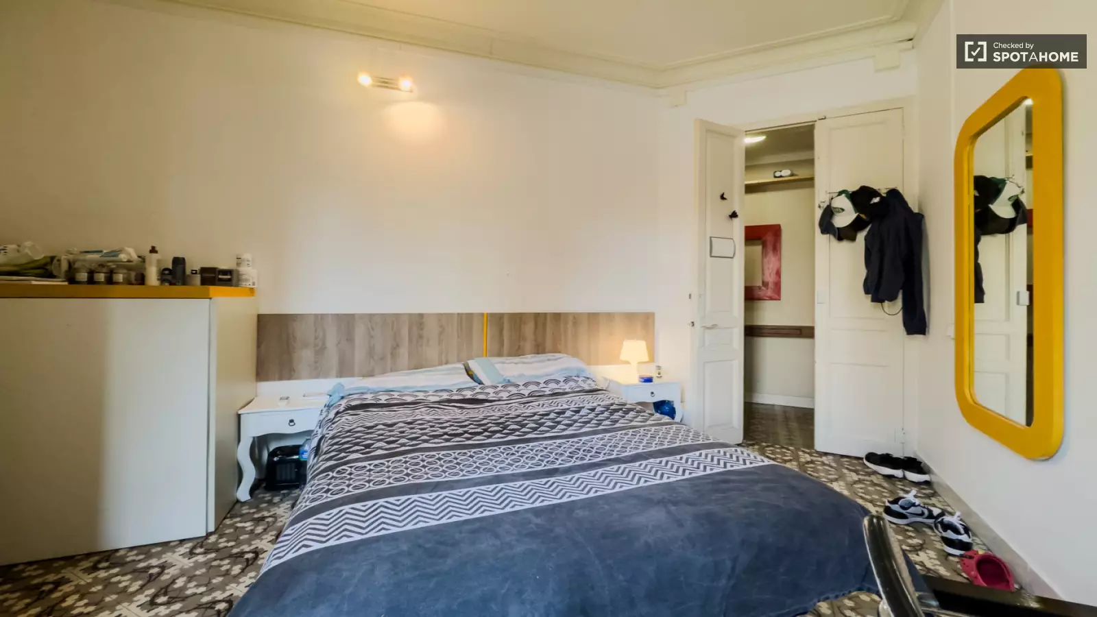Furnished room in a shared flat in Eixample · 2