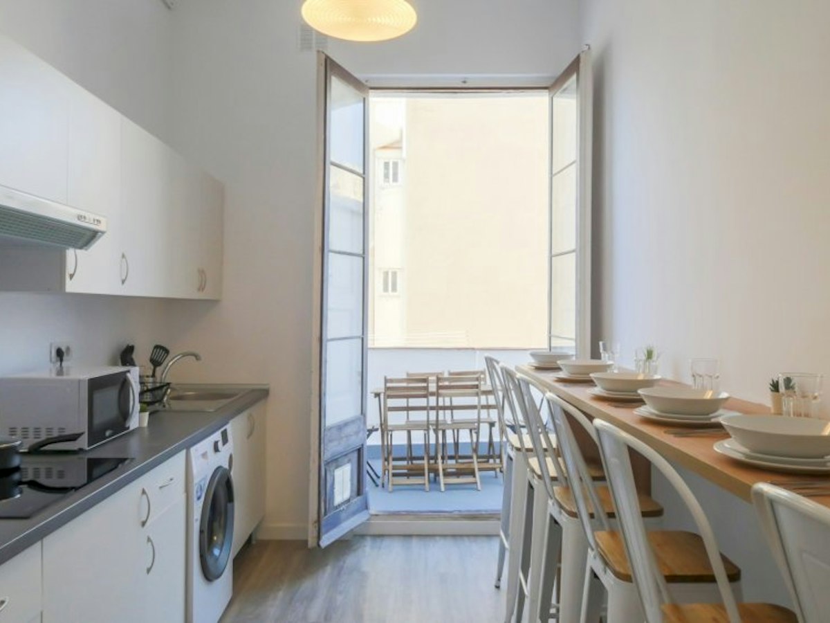 Furnished room in a 7-person shared flat in Eixample · 2