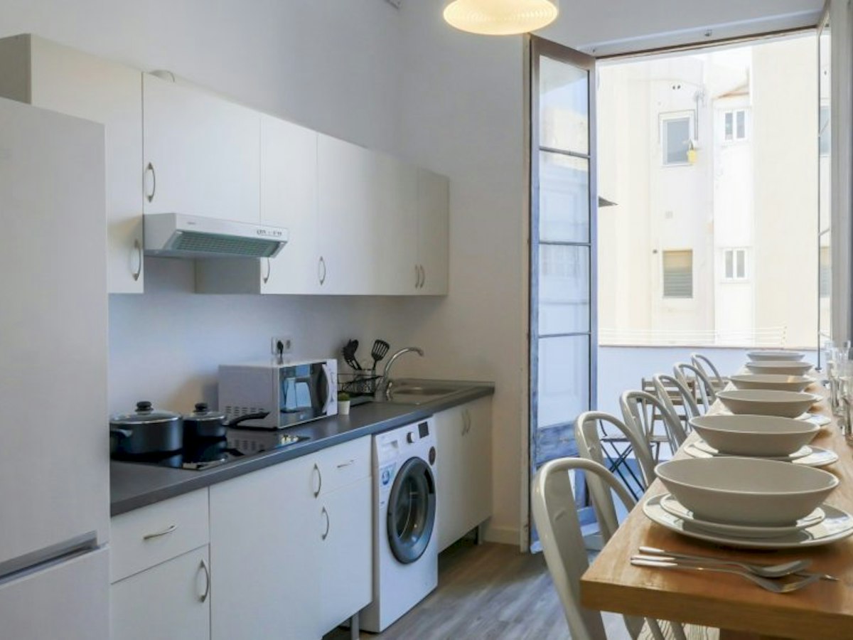 Furnished room in a 7-person shared flat in Eixample · 3