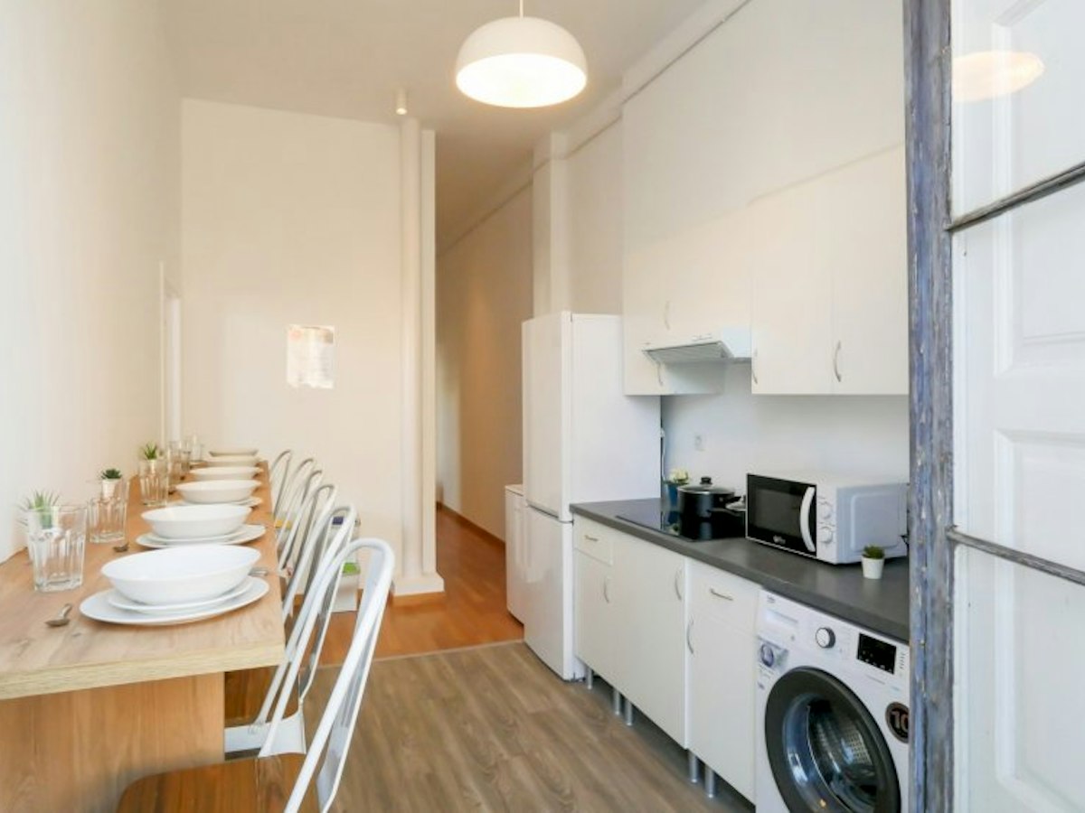 Furnished room in a 7-person shared flat in Eixample · 4