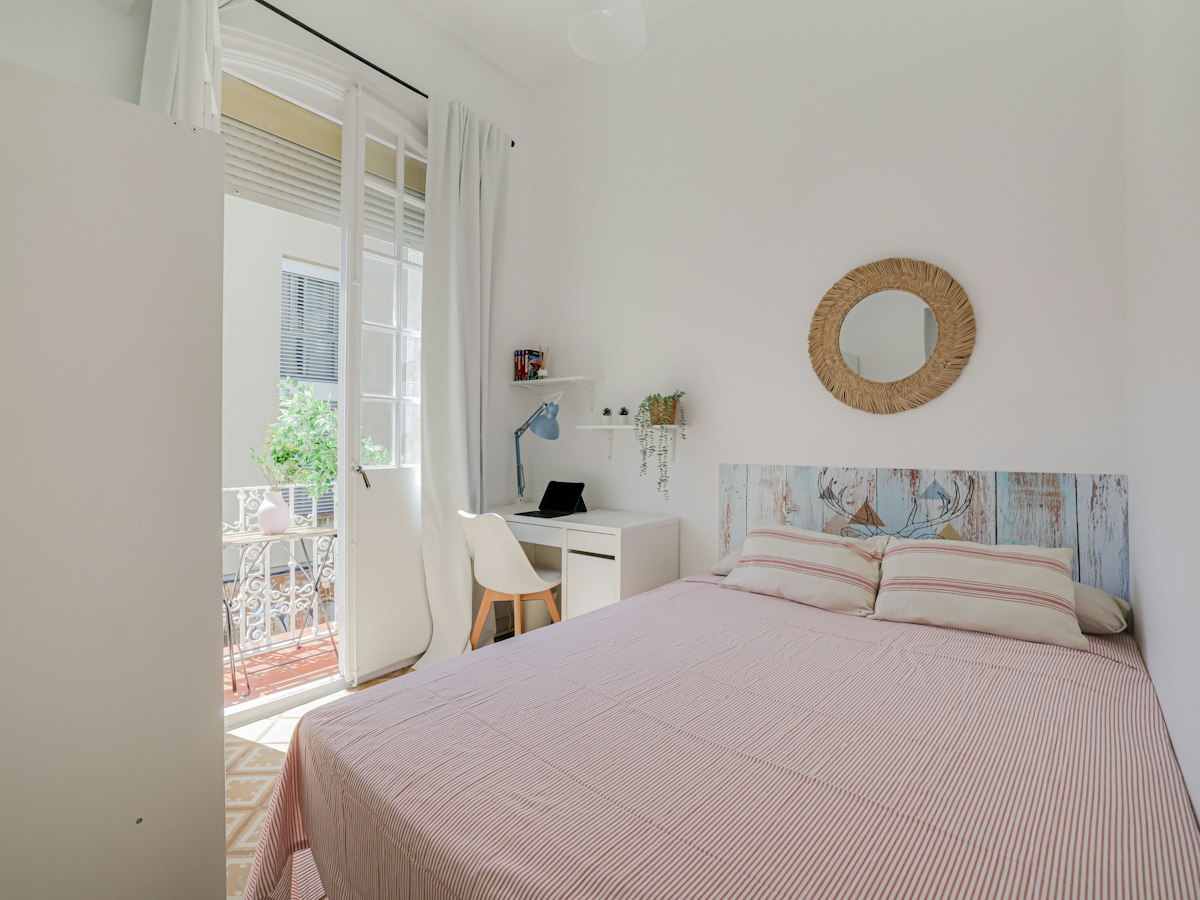 Habitación amueblada en piso compartido de 20 personas en Gràcia