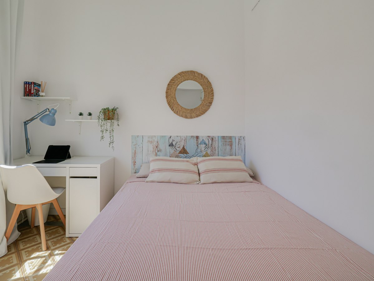 Habitación amueblada en piso compartido de 20 personas en Gràcia · 2