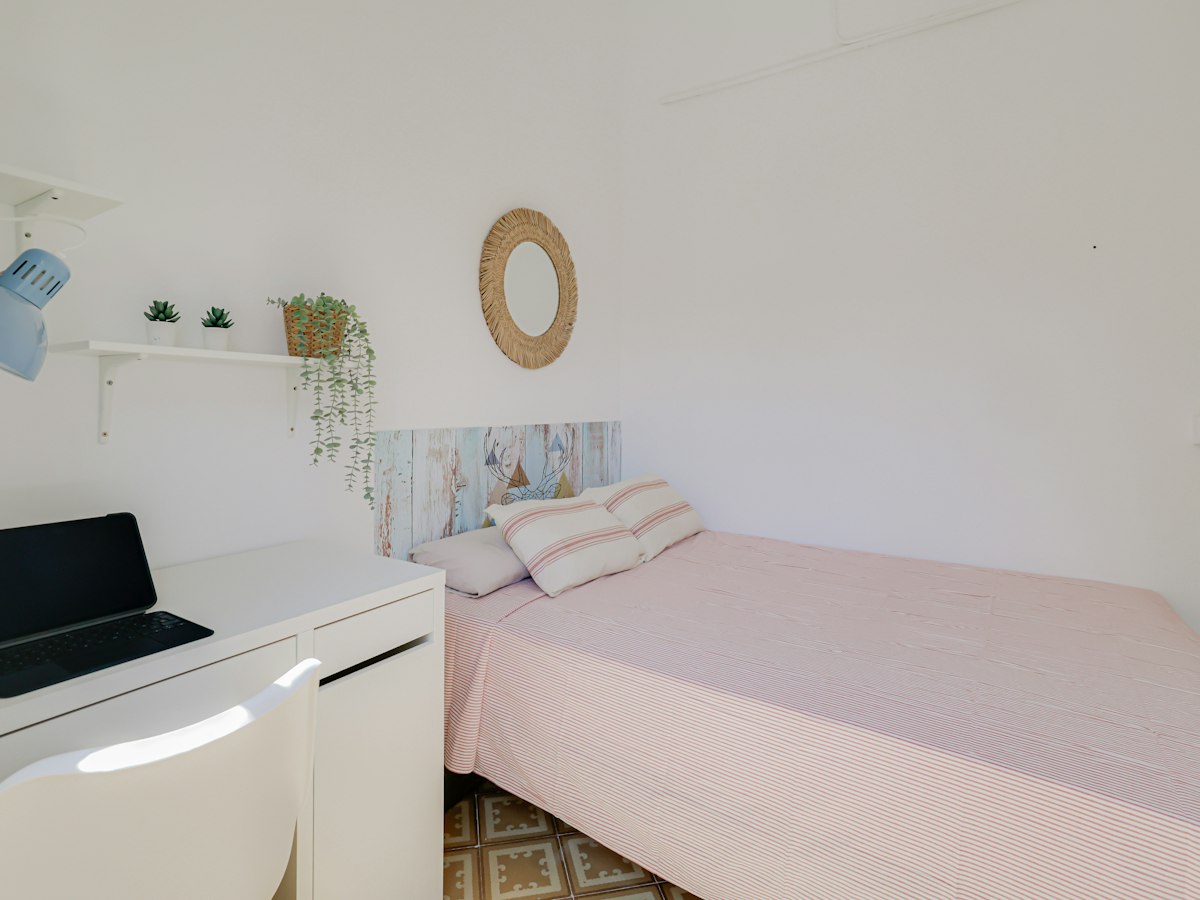 Habitación amueblada en piso compartido de 20 personas en Gràcia · 4