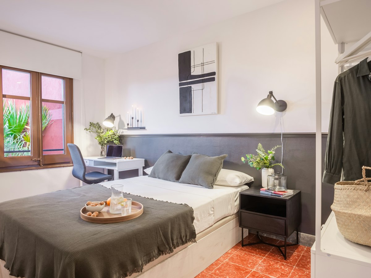 Habitación amueblada en piso compartido de 16 personas en Gràcia · 2