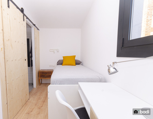 Room in a shared flat in Gràcia · 2
