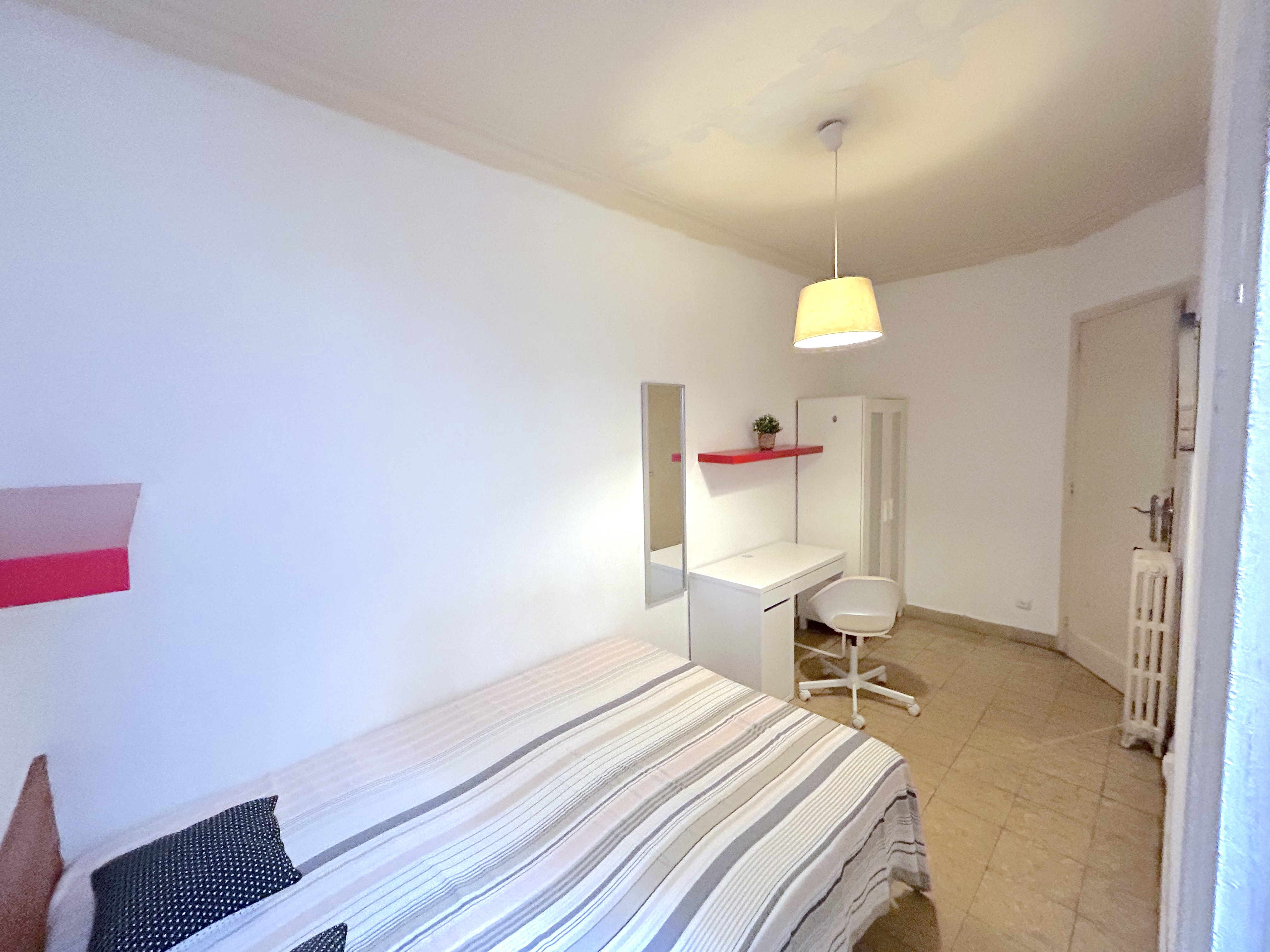 Habitación amueblada en piso compartido en Gràcia · 3