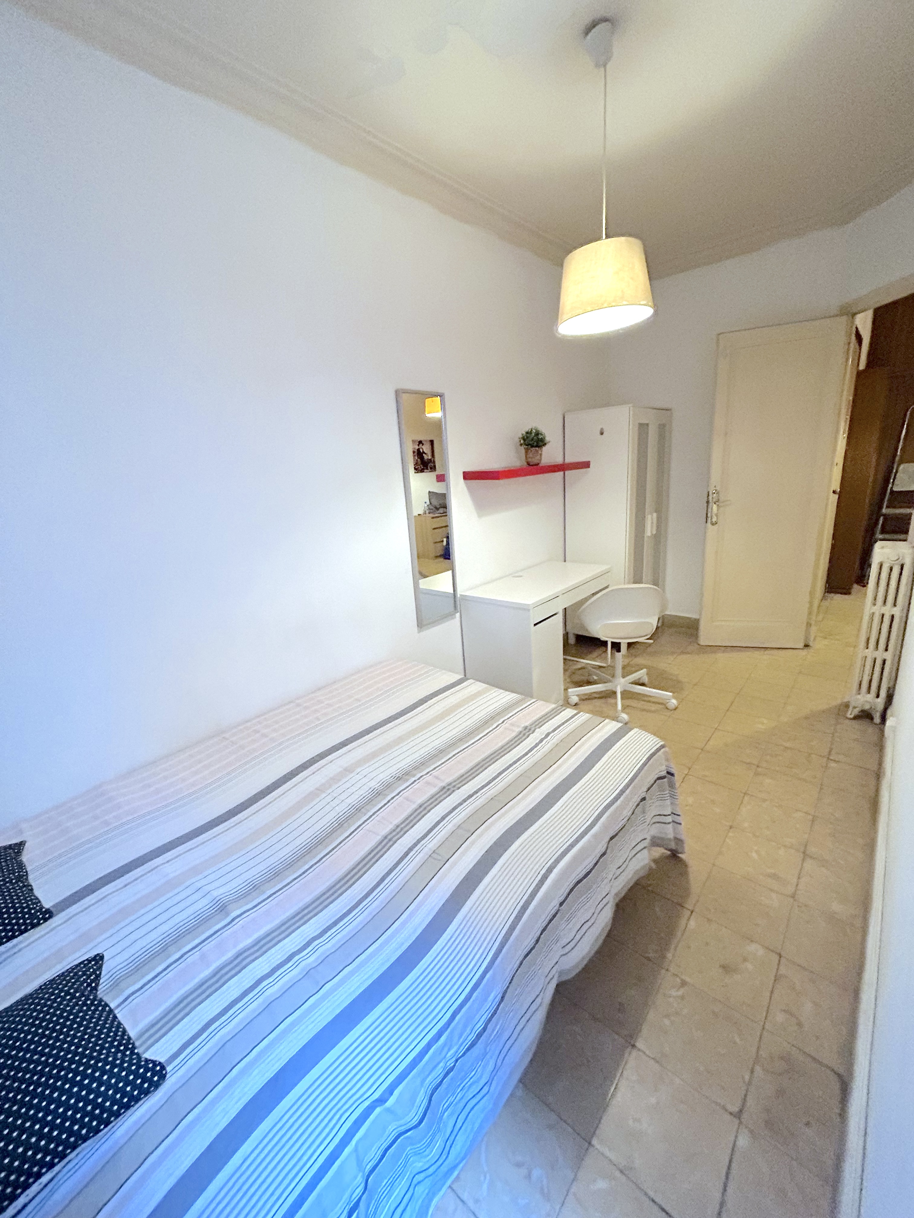 Habitación amueblada en piso compartido en Gràcia · 4