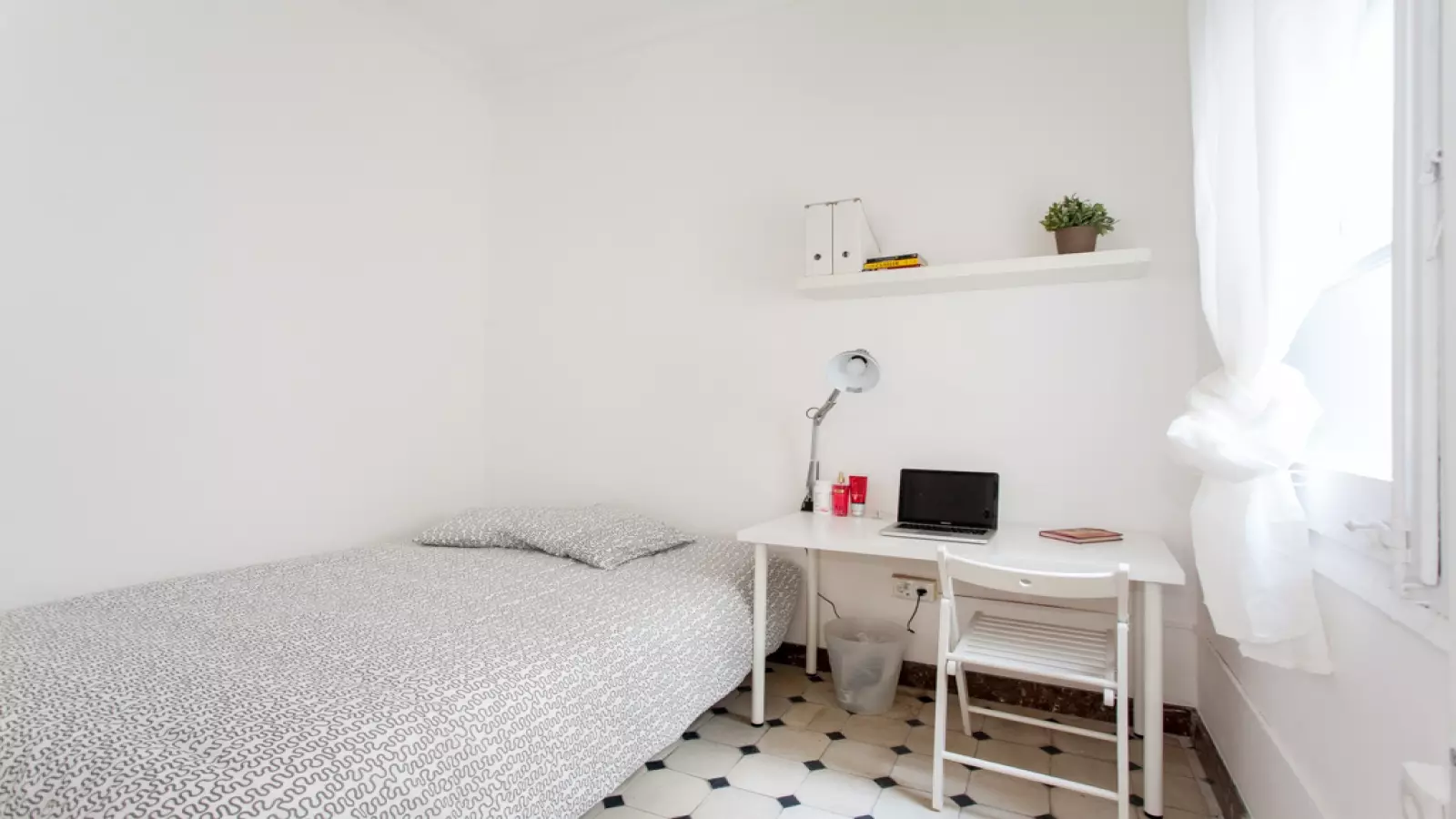 Furnished room in a shared flat in Sants-Montjuïc · 2