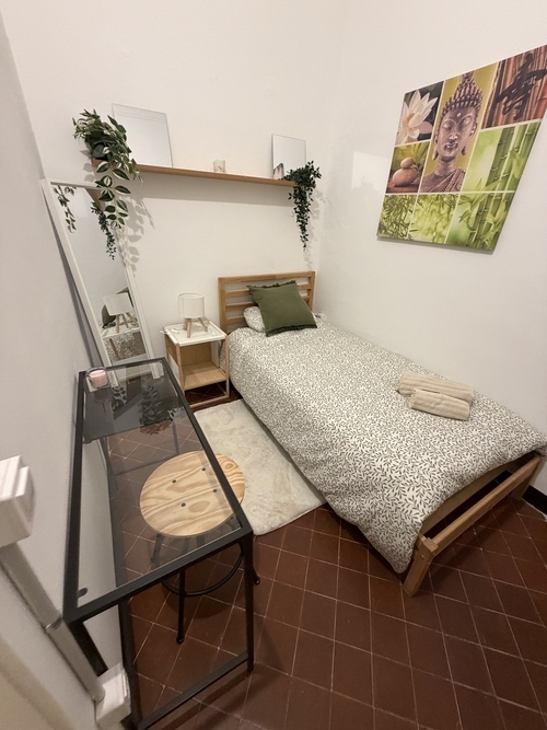 Habitación en piso compartido de 3 personas en Eixample · 2