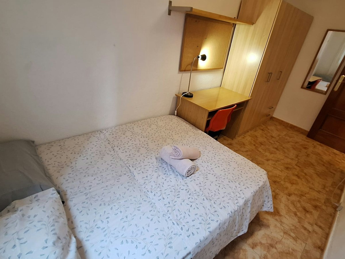 Habitación amueblada en piso compartido de 4 personas en Gràcia · 2