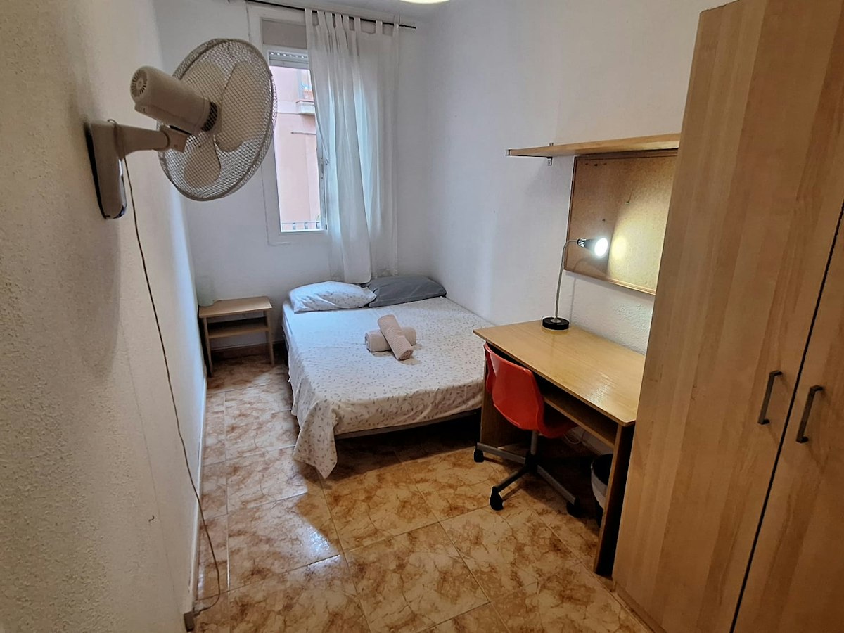 Habitación amueblada en piso compartido de 4 personas en Gràcia · 3