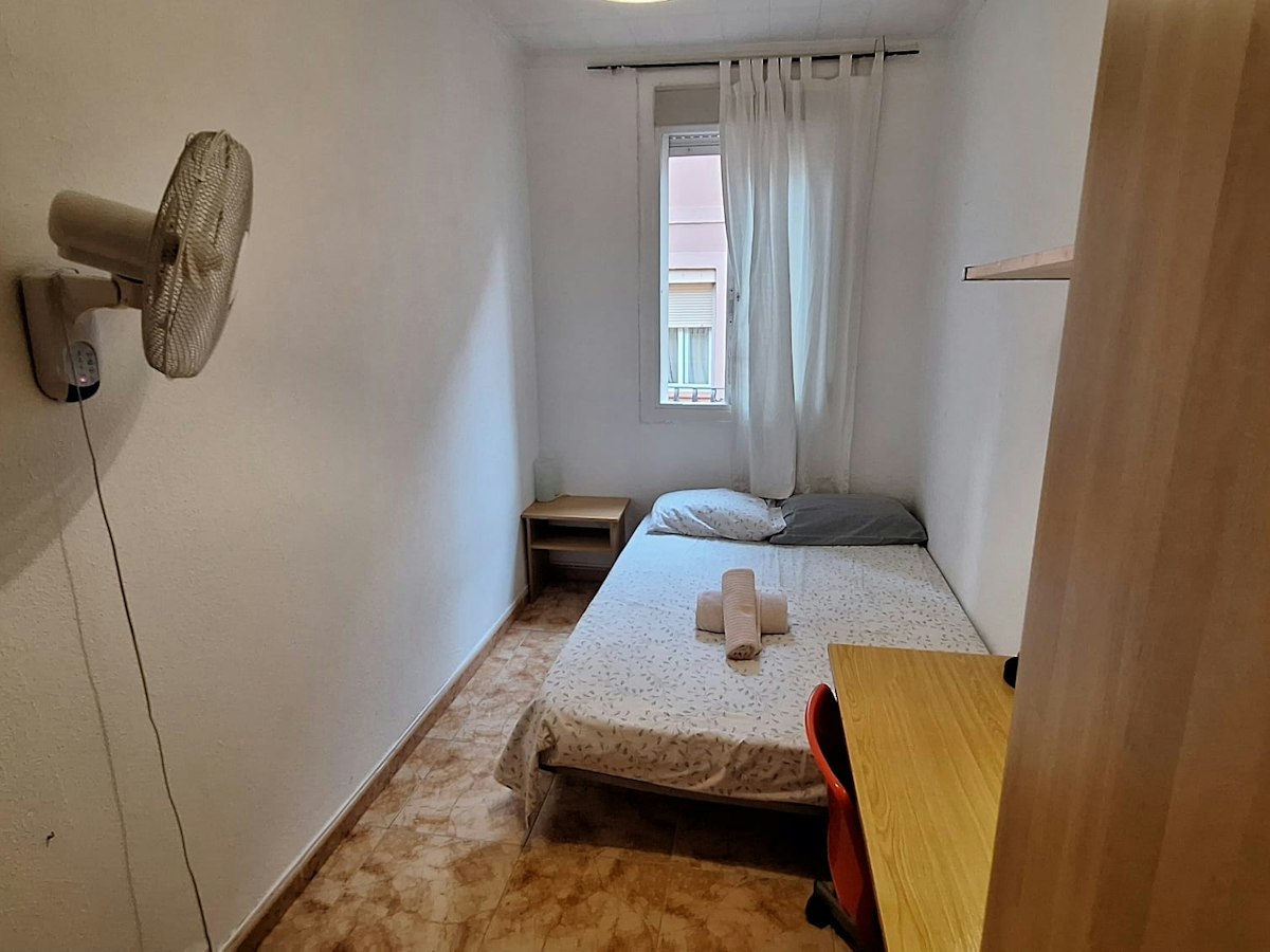Habitación amueblada en piso compartido de 4 personas en Gràcia · 4