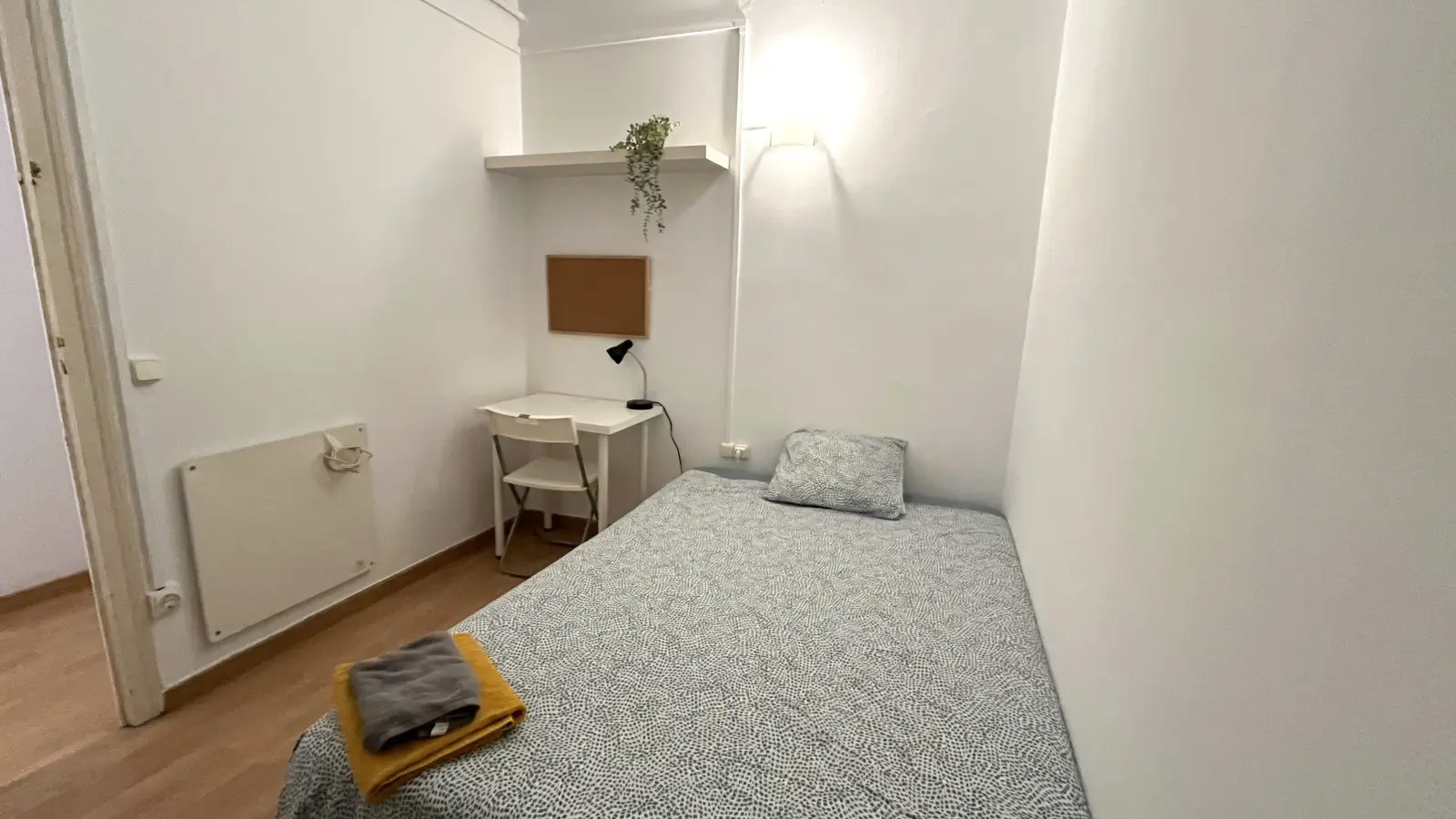 Habitación amueblada en piso compartido en Gràcia · 2