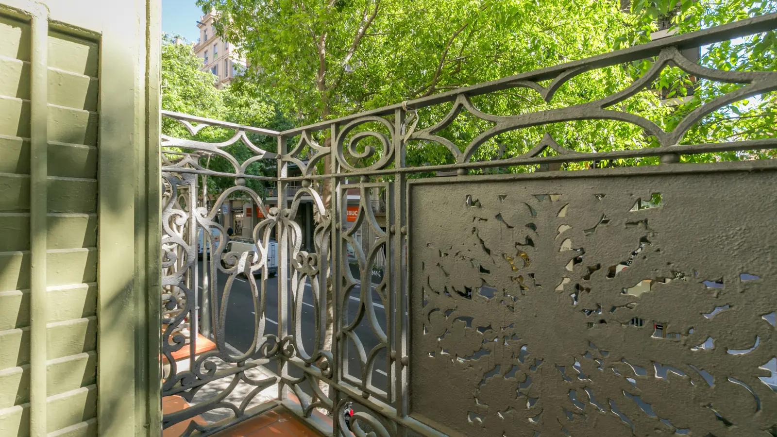 Furnished room in a 6-person shared flat in Eixample · 2