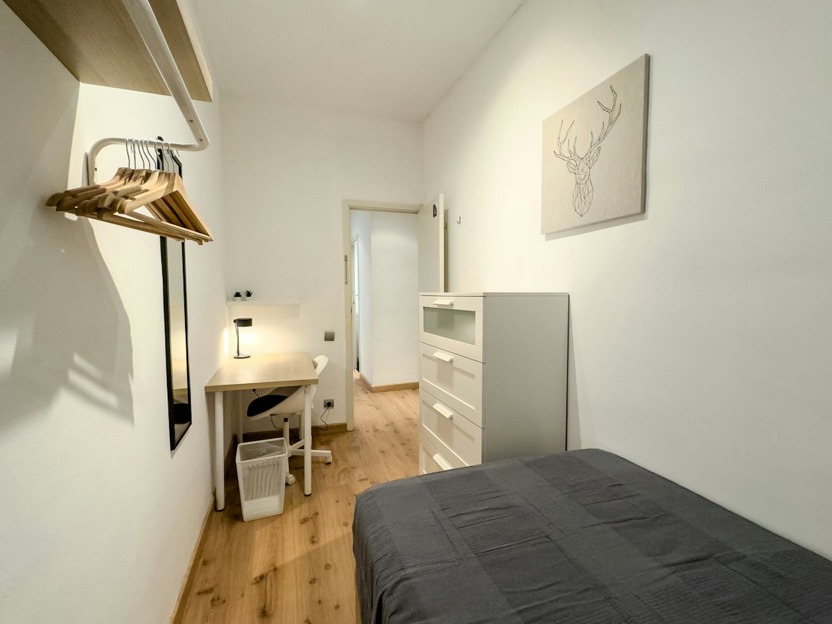Habitación amueblada en piso compartido de 5 personas en Sants-Montjuïc · 2