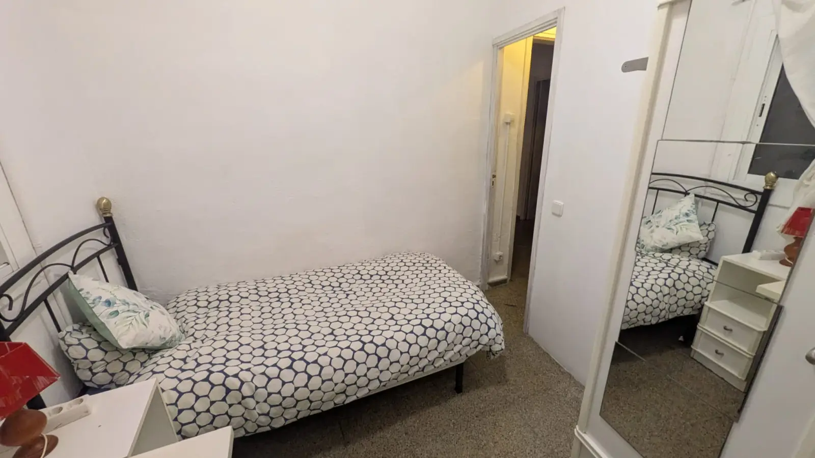 Furnished room in a 5-person shared flat in Eixample · 2