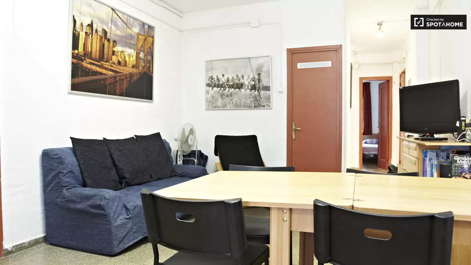 Furnished room in a 5-person shared flat in Eixample · 3