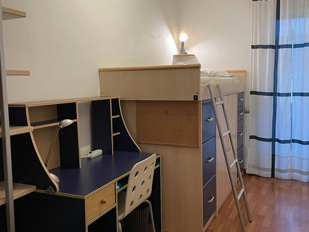 Habitación amueblada en piso compartido de 6 personas en Eixample · 2
