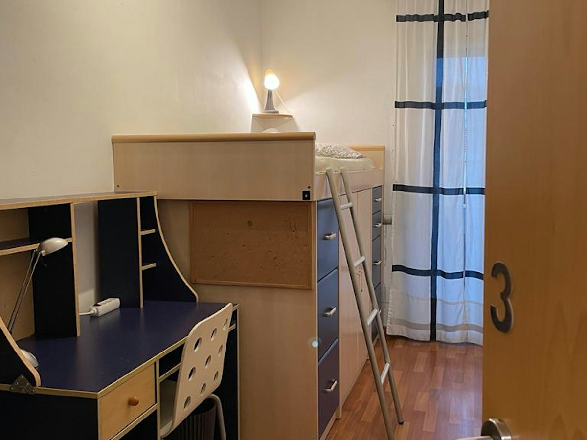 Habitación amueblada en piso compartido de 6 personas en Eixample · 3