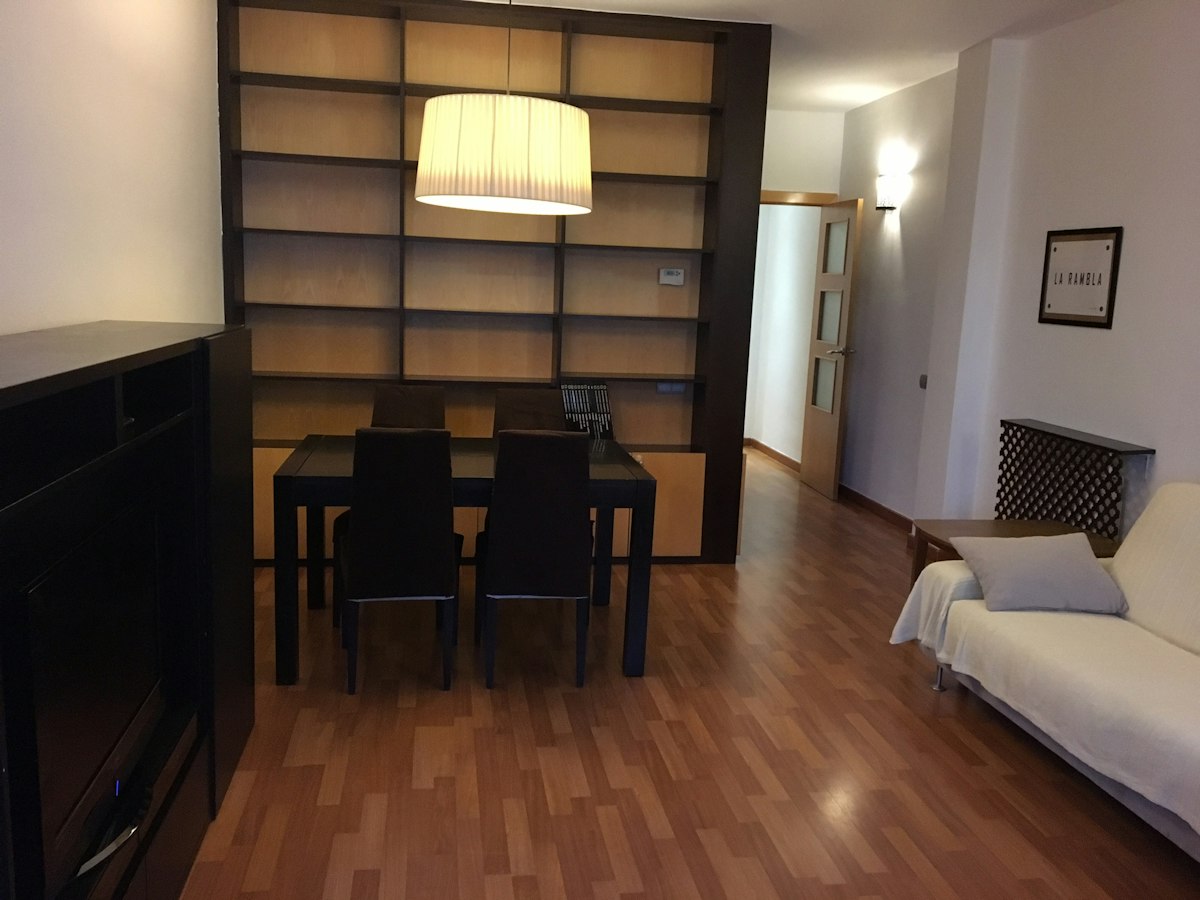 Habitación amueblada en piso compartido de 6 personas en Eixample · 4