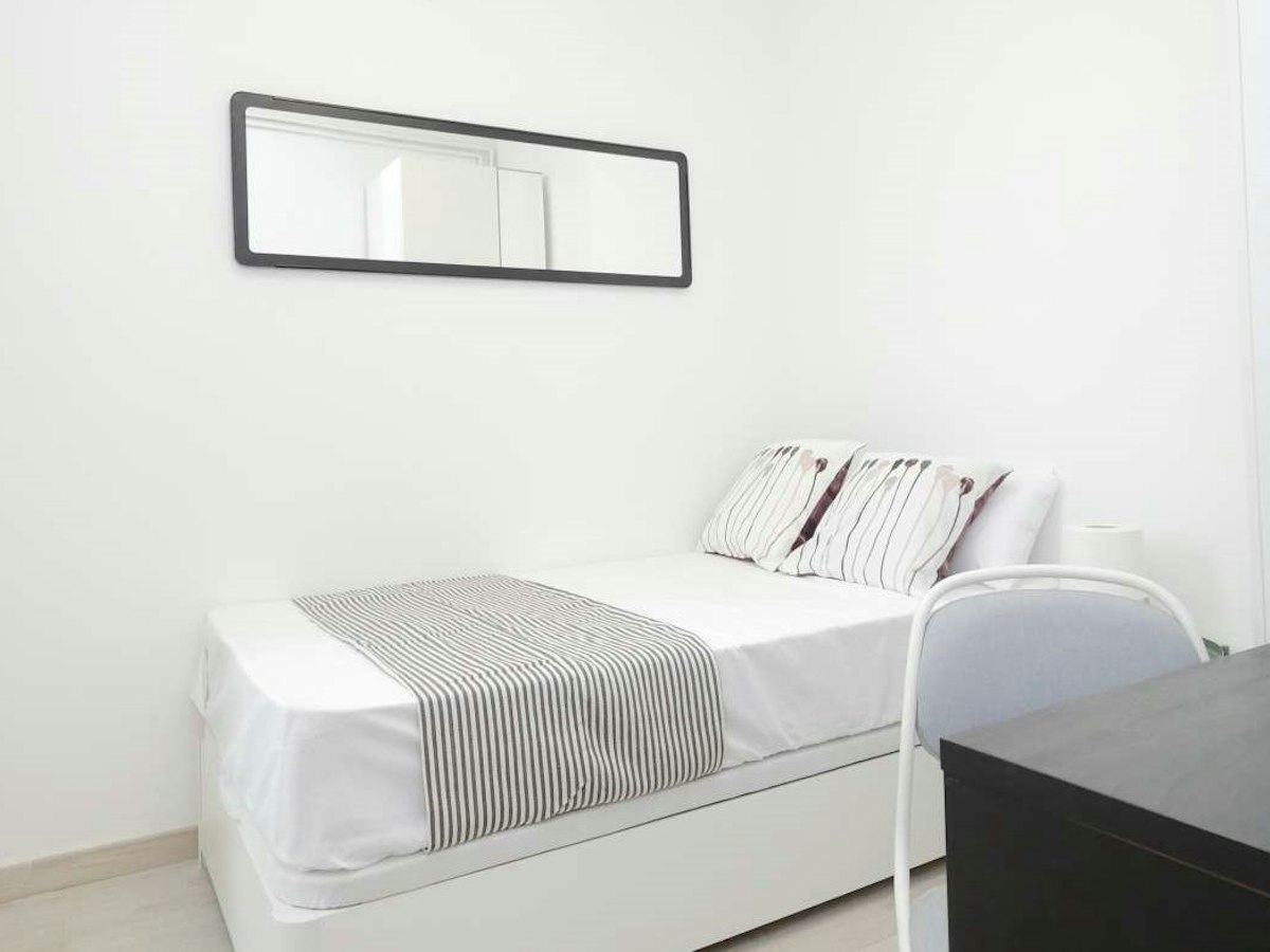 Habitación amueblada en piso compartido de 8 personas en Horta-Guinardó