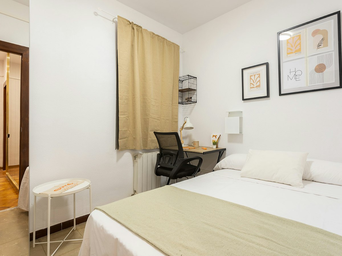 Furnished room in a 4-person shared flat in Gràcia · 2