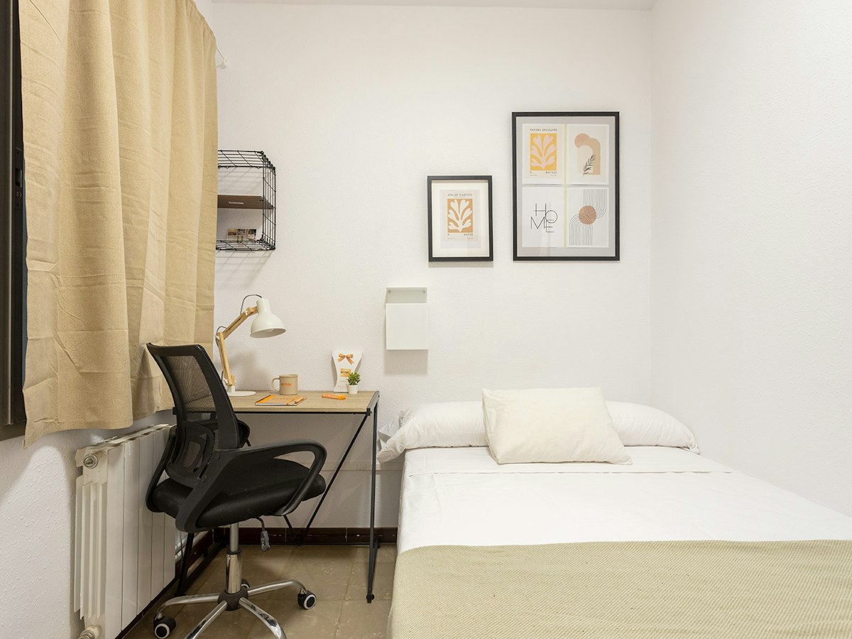 Furnished room in a 4-person shared flat in Gràcia · 3