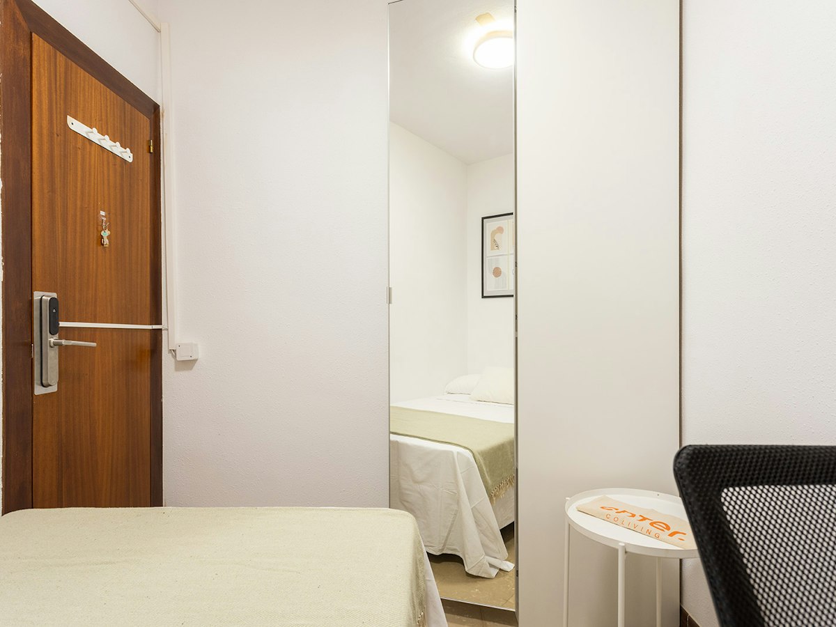 Furnished room in a 4-person shared flat in Gràcia · 4
