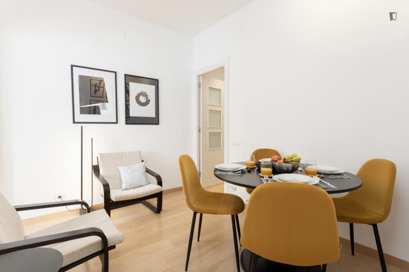 Furnished room in a 4-person shared flat in Eixample · 3