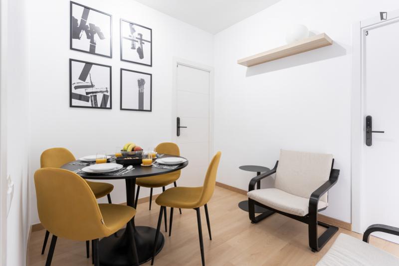 Furnished room in a 4-person shared flat in Eixample · 4
